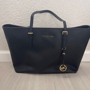 NWT Michael Kors jet set tote in color black